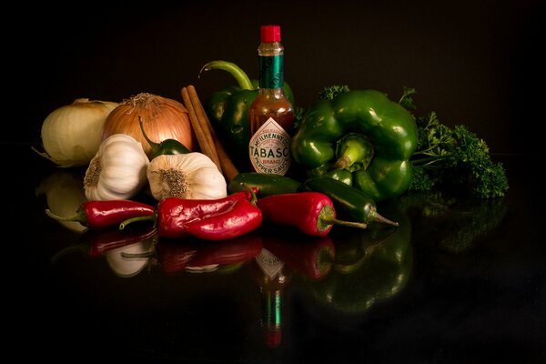 Nature morte sur fond noir avec des légumes