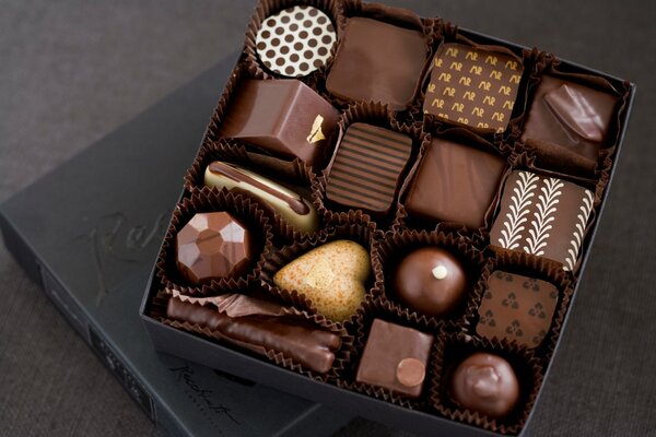 Caja de dulces de chocolate y galletas