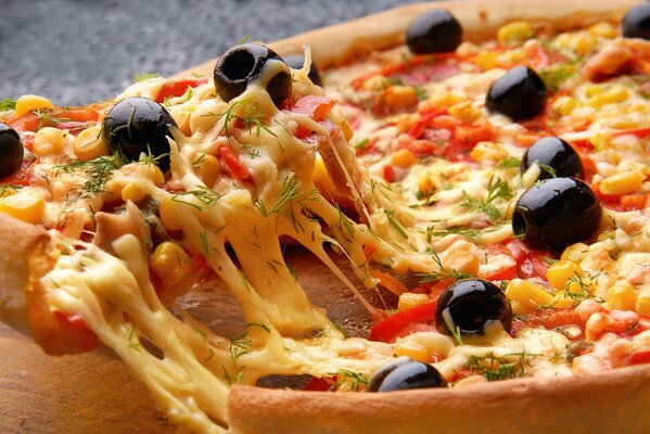 Pizza italiana con olive