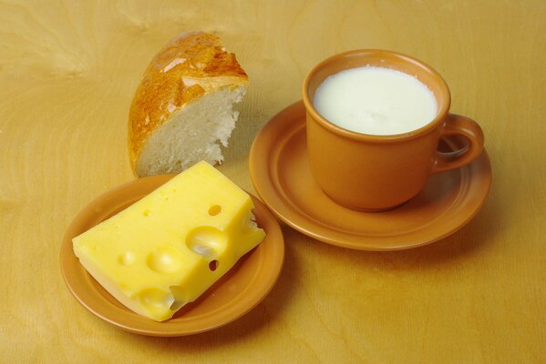 Das übliche ist lecker. Käse und Brot sind sehr lecker mit einer Tasse Milch