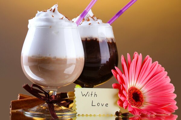 Два шоколадных коктейля с трубочками и романтичной запиской