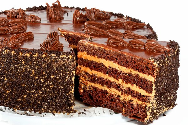 Шоколадный торт со сгущёнкой и шоколадной посыпкой