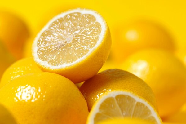 Desktop wallpaper with the image of bright lemons