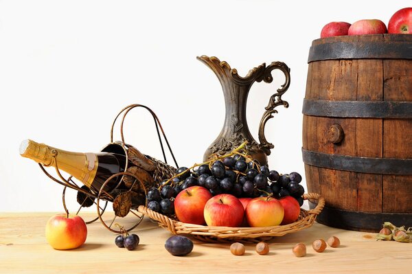 Вино на подставке и бочка с яблоками