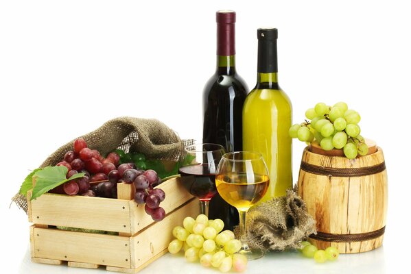 White and red wine with grapes