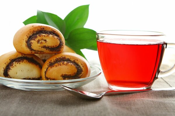 Red tea with poppy seed buns