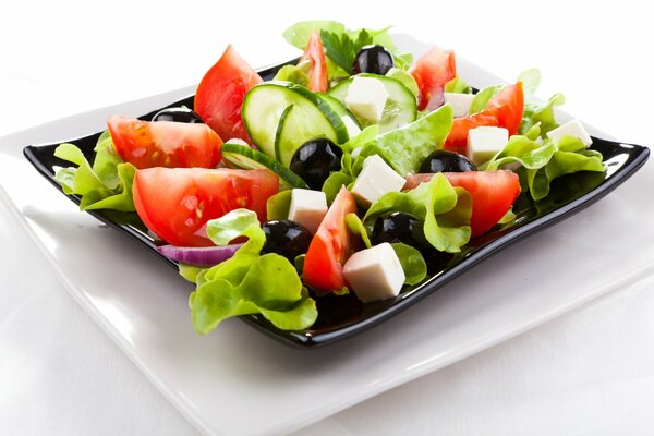 Ensalada griega en plato negro