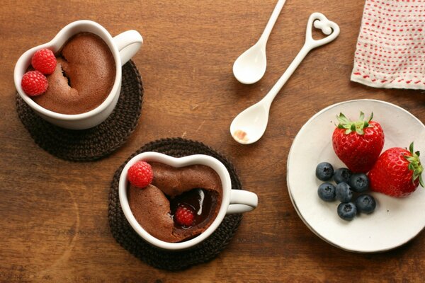 Köstlicher Kaffee mit Himbeeren, Erdbeeren und Blaubeeren