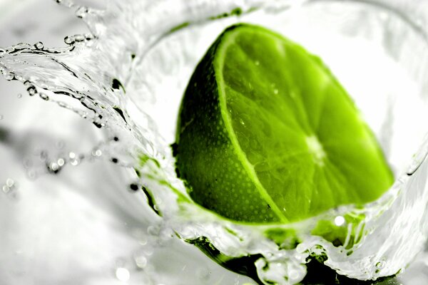 Spicchio di lime, gocce d acqua