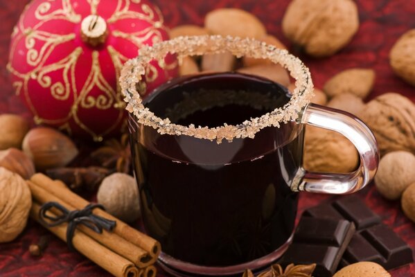 Café noir dans une tasse avec du sucre et du chocolat