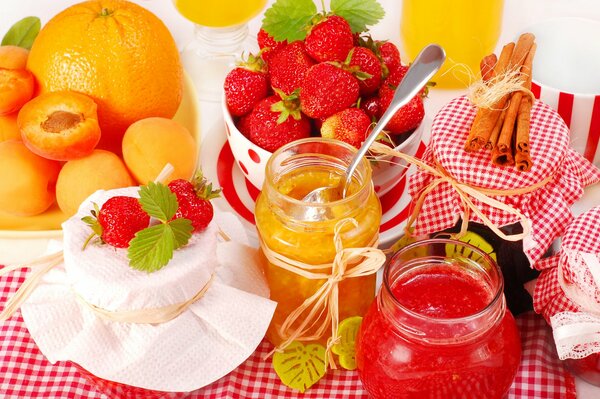 Baies, abricots, cannelle et pots de confiture