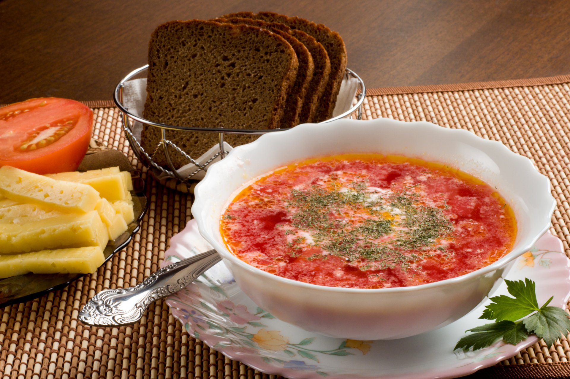 borscht crema agria verduras pan queso tomate plato cuchara comida