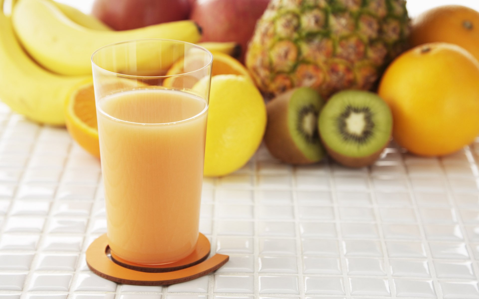 comida fruta piña kiwi naranja plátano manzana jugo natural vaso