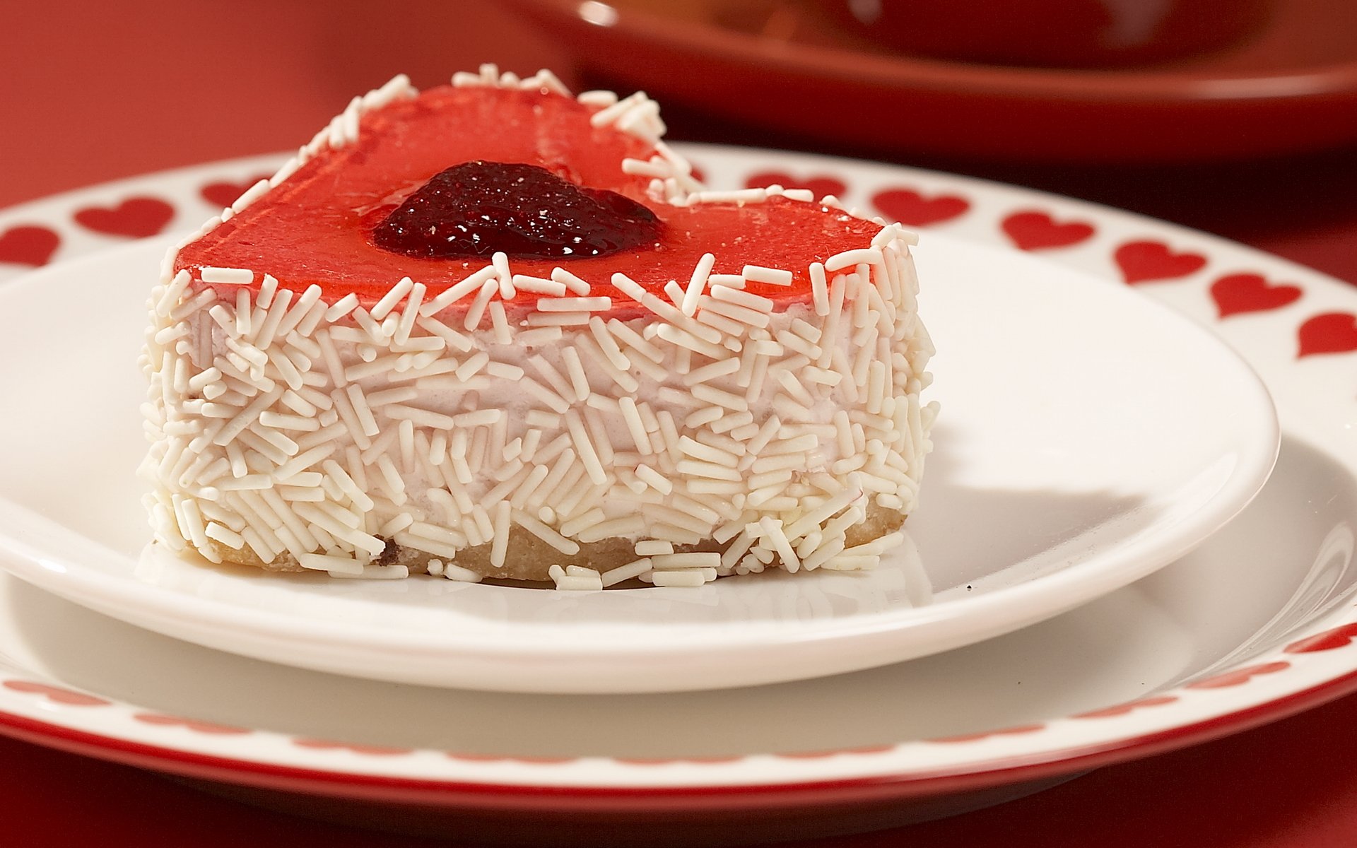 essen süß kuchen kuchen erdbeermarmelade späne creme rot teller herzen roter hintergrund