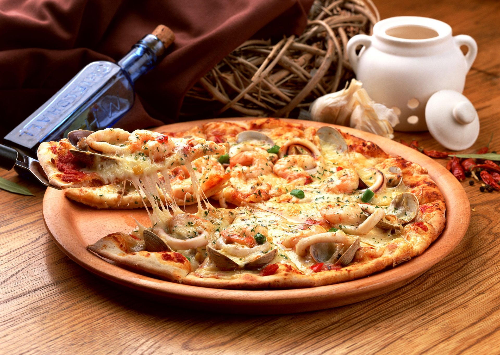 pizza gericht muscheln tintenfisch meeresfrüchte gewürze flasche korb