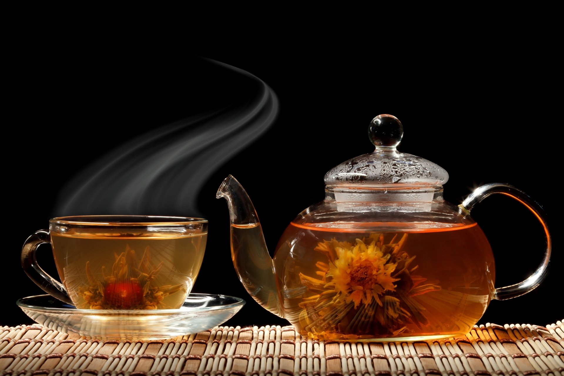 tee teekanne tasse untertasse blume schwarzer hintergrund