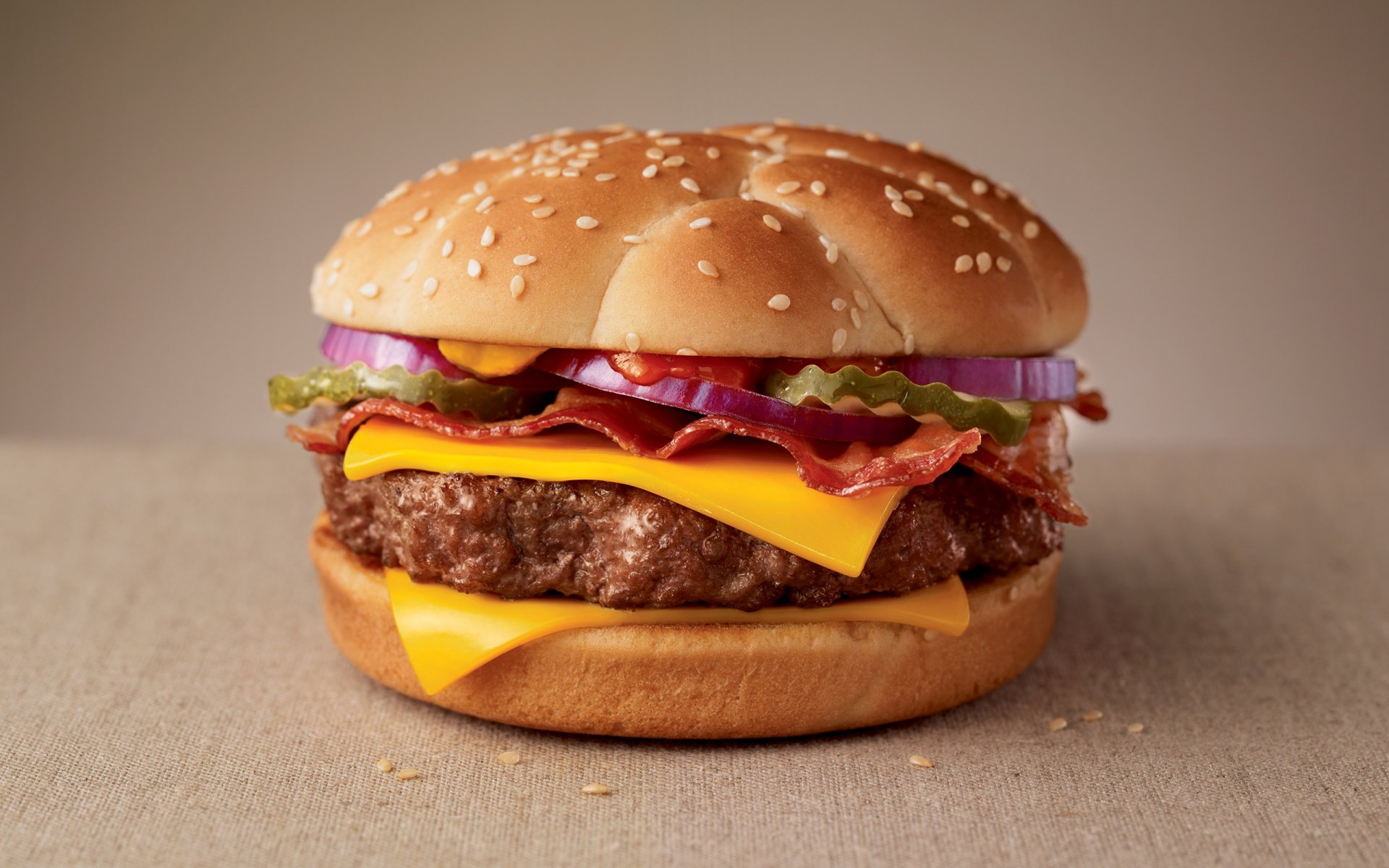 cibo fast food cheeseburger pancetta cotoletta salsa ketchup formaggio cetrioli cipolle pane sesamo