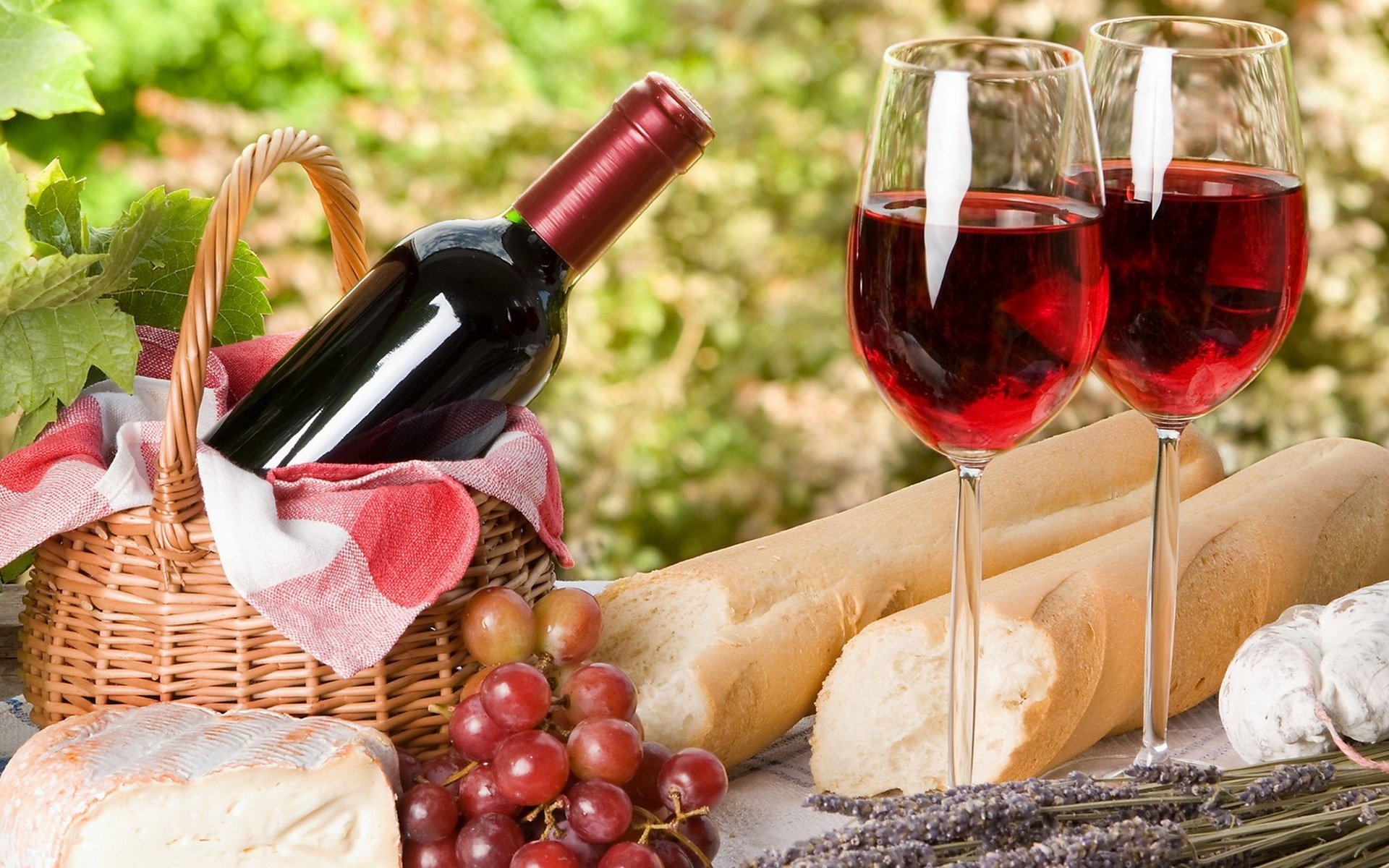 vino uvas queso pan copas de vino picnic francia