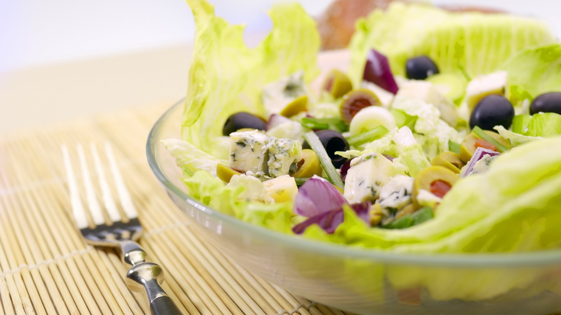 repas salade utile légumes verts olives fourchette assiette