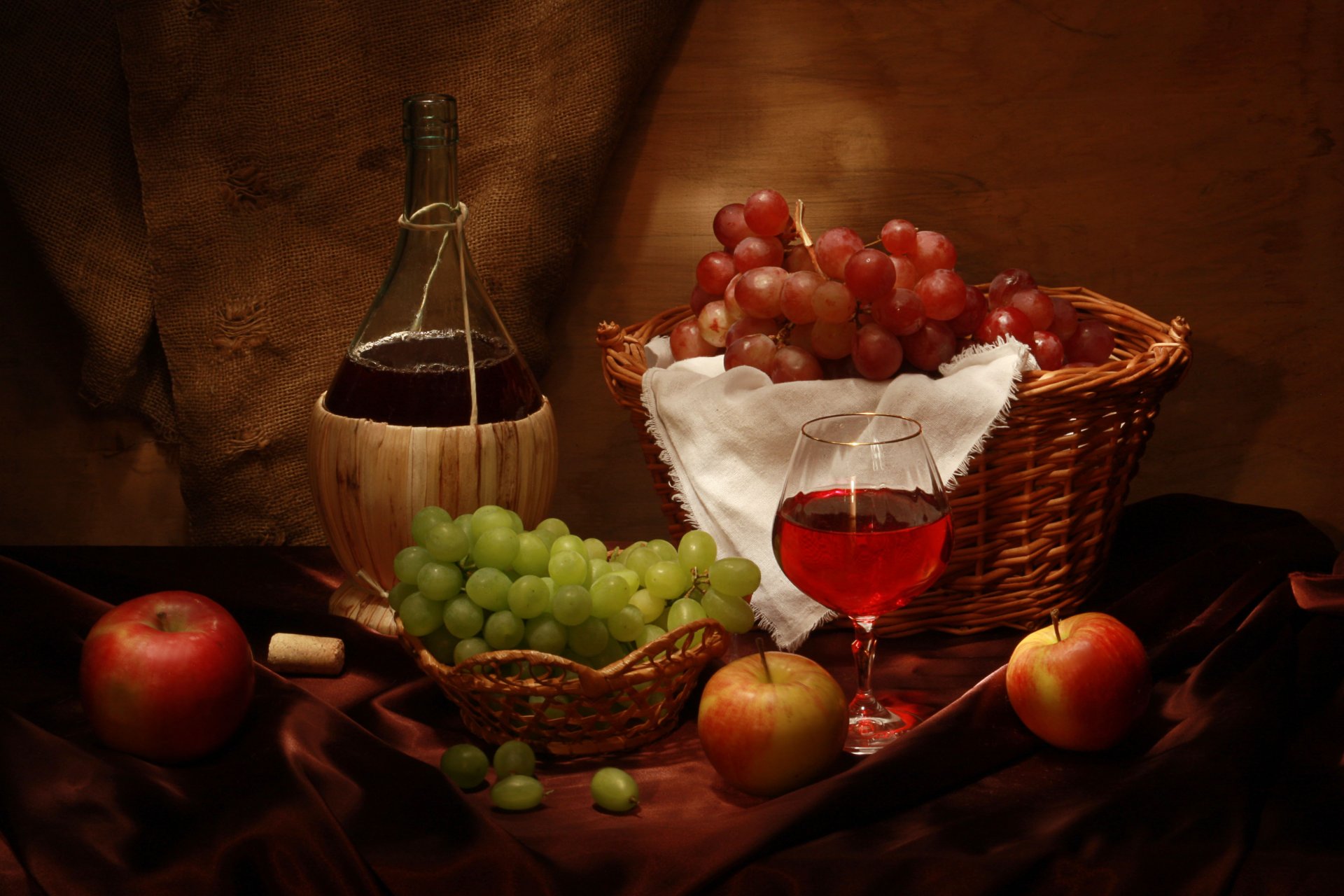 wein flasche weinglas trauben korb äpfel korken stillleben