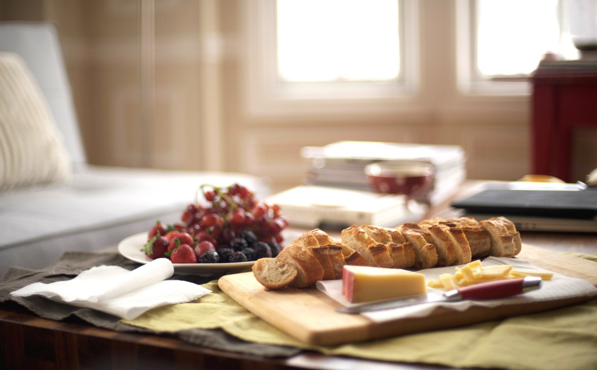 table matin petit déjeuner fruits pain français fromage