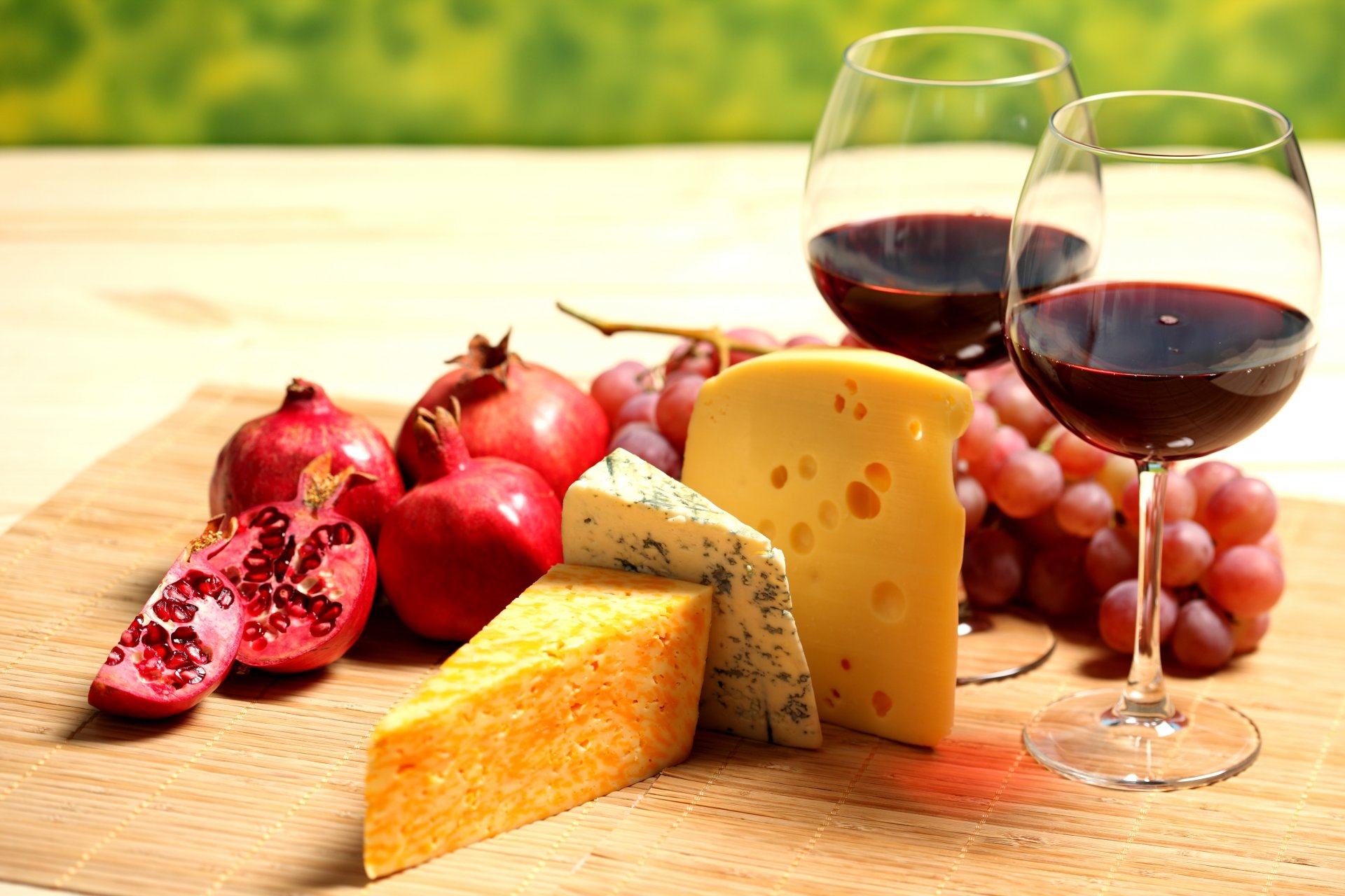 kieliszki wino czerwone ser granat winogrona owoce