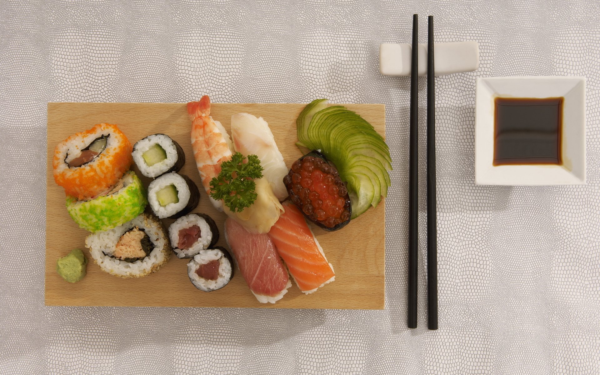 comida comida sushi rollos mariscos caviar rojo delicioso cocina japonesa palos salsa de soja