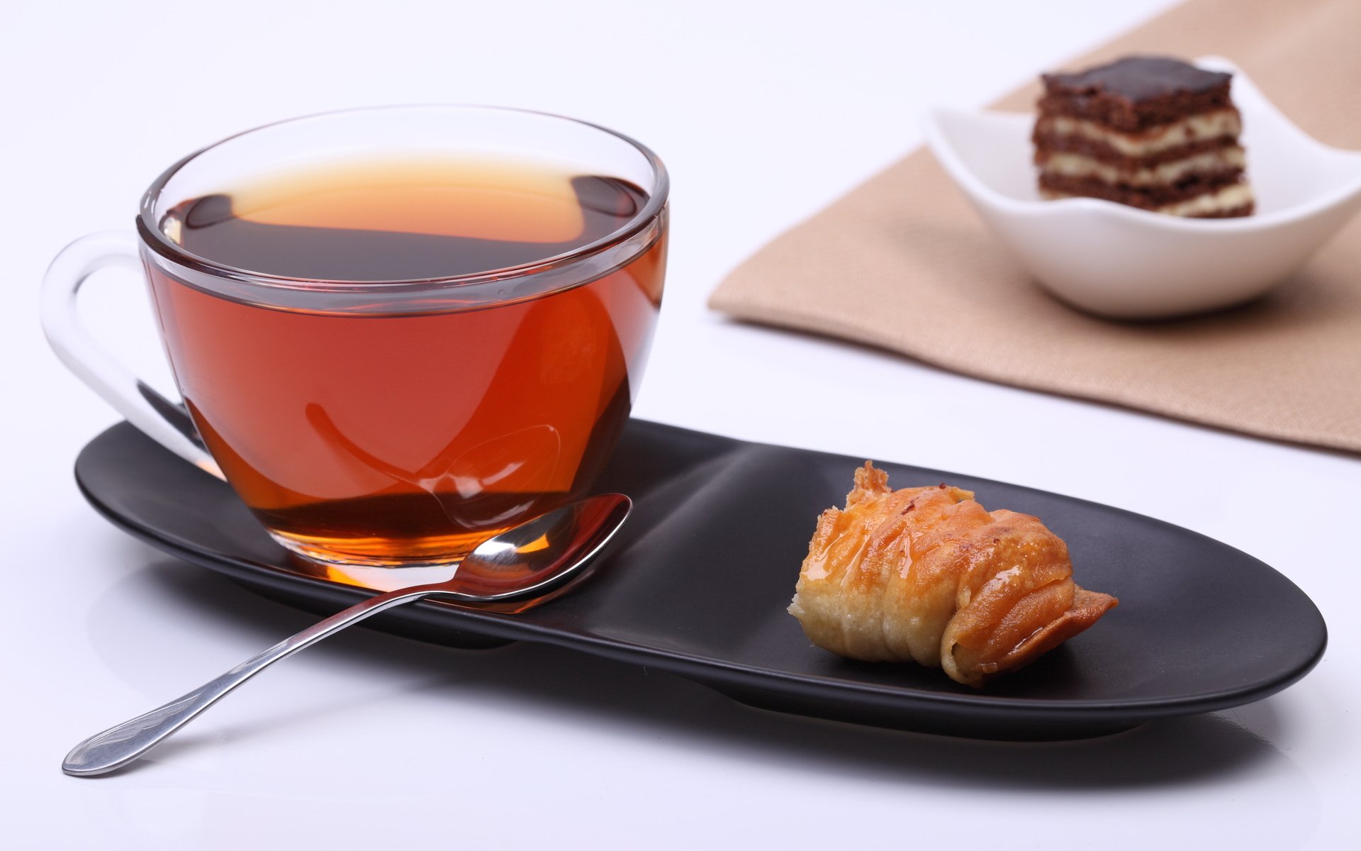 nourriture thé café cuillère tasse tasse chocolat. brioche brioche doux gâteau gâteau tranche de gâteau serviette