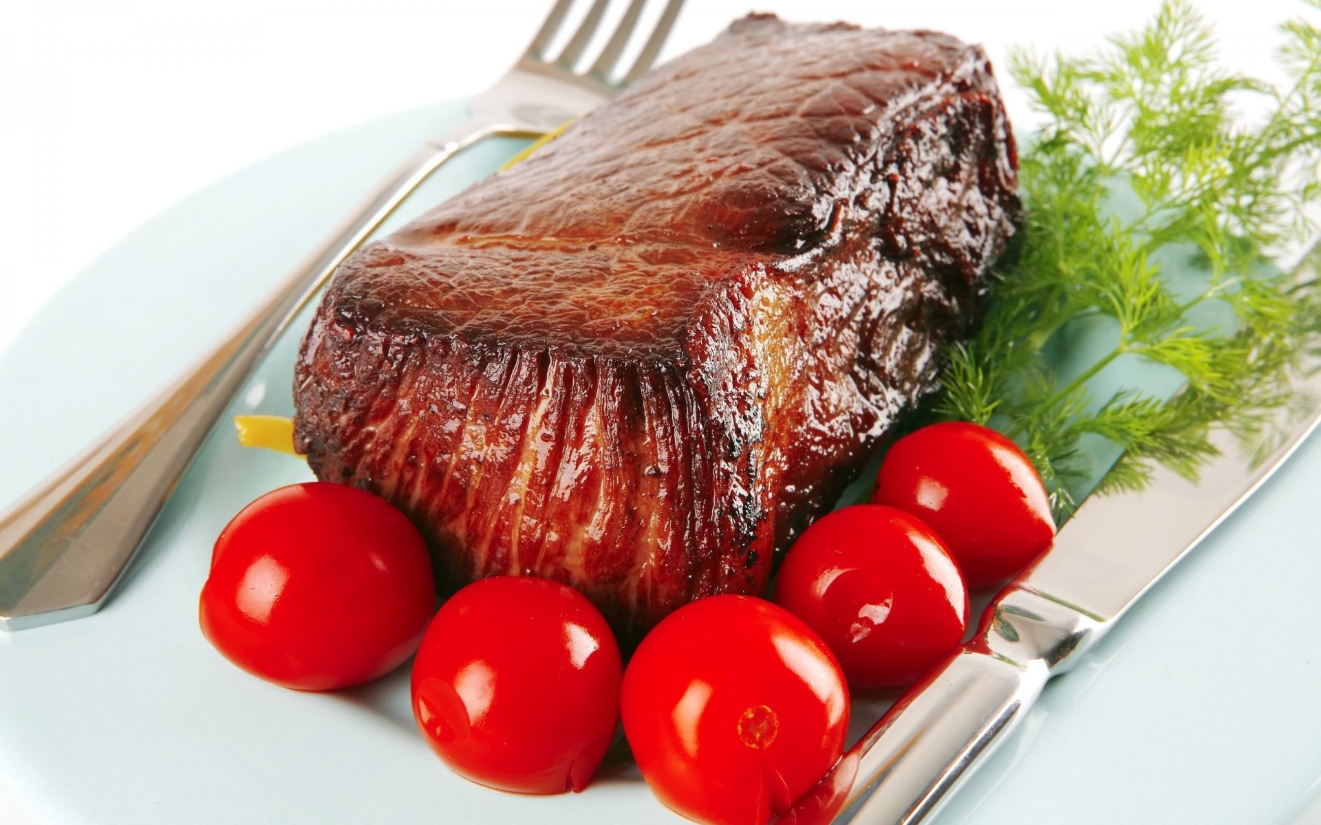 carne pomodori coltello forchetta aneto piatto