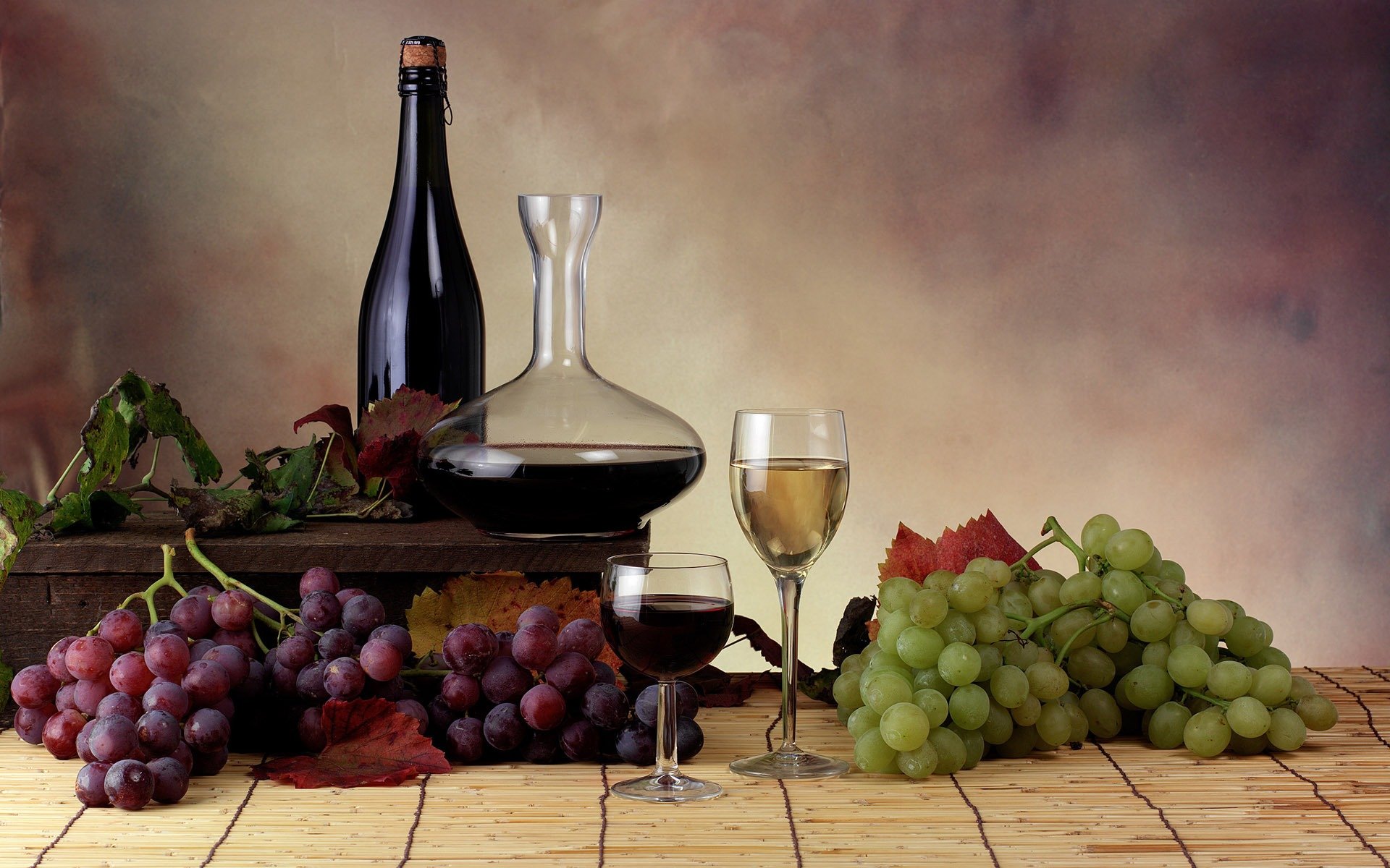 trauben flaschen gläser wein blätter