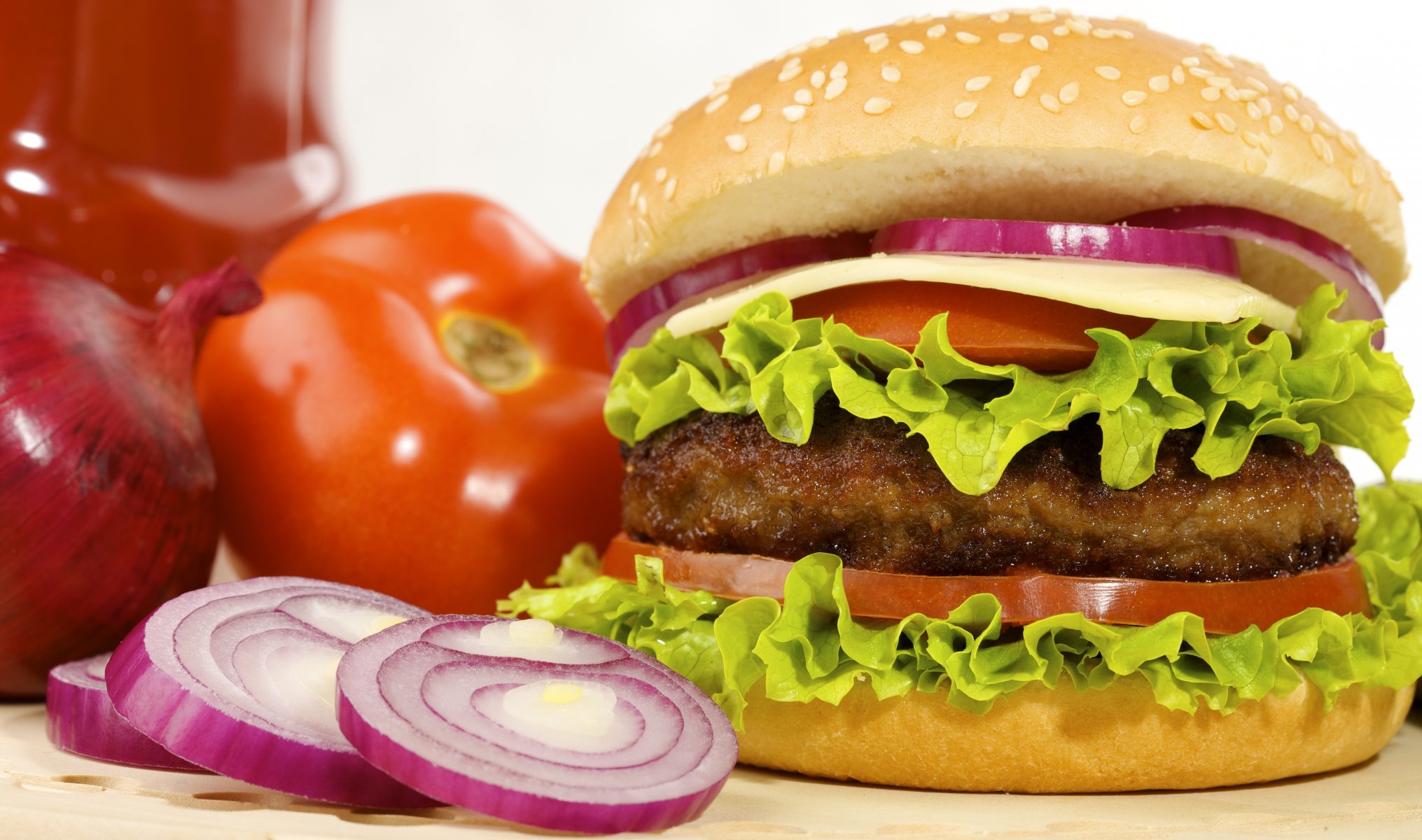 hamburger fastfood fastfood brötchen tomaten schnitzel käse zwiebeln salatblätter