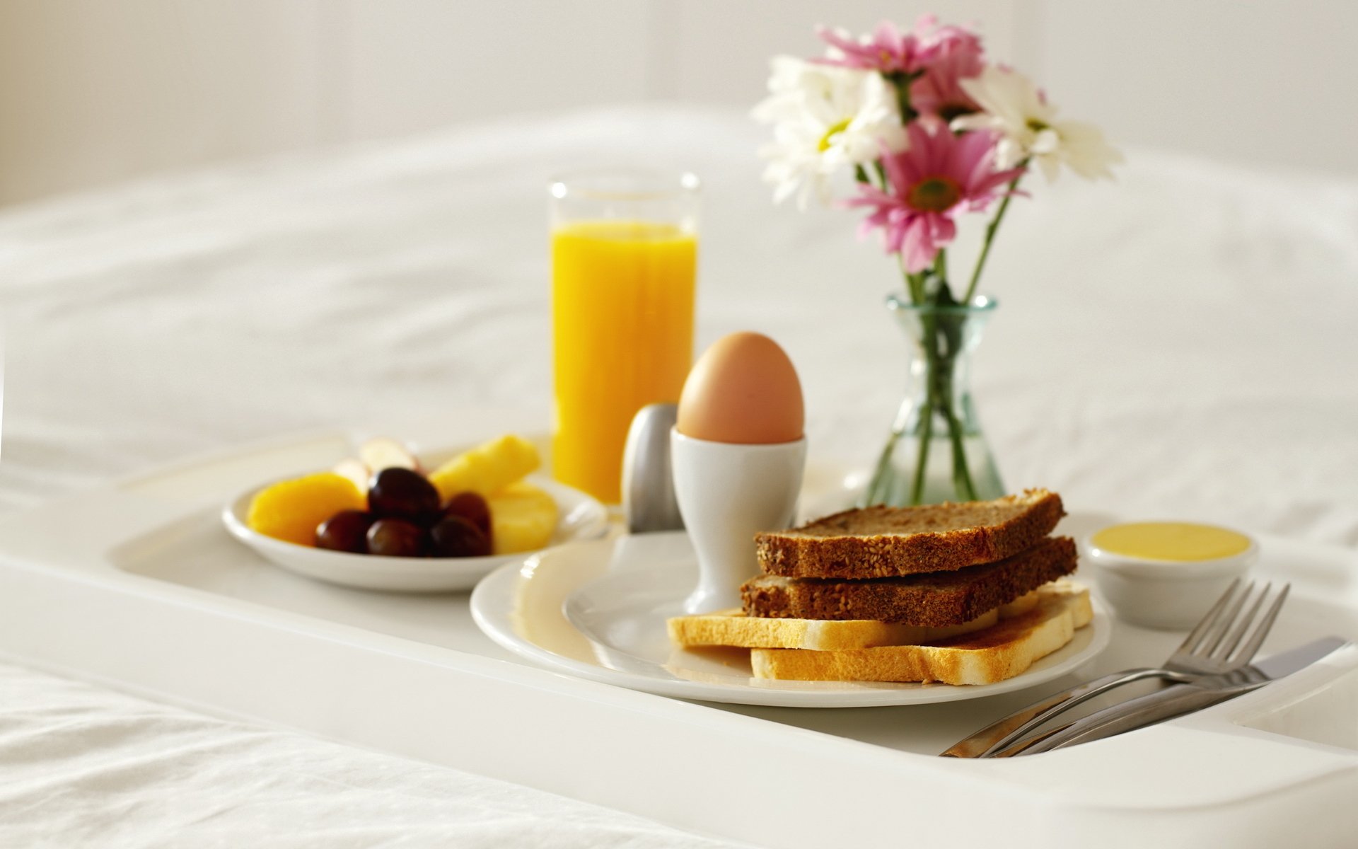 cibo dolci colazione pane pane tostato uova succo di frutta arancia. arancio fiori vaso