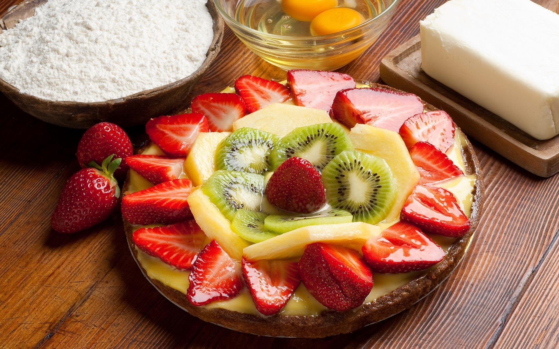 dessert succoso fragola kiwi ananas spicchi uova burro farina piatto