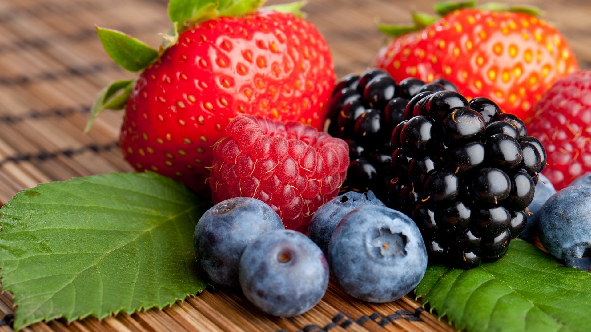 fraises framboises mûres myrtilles baies