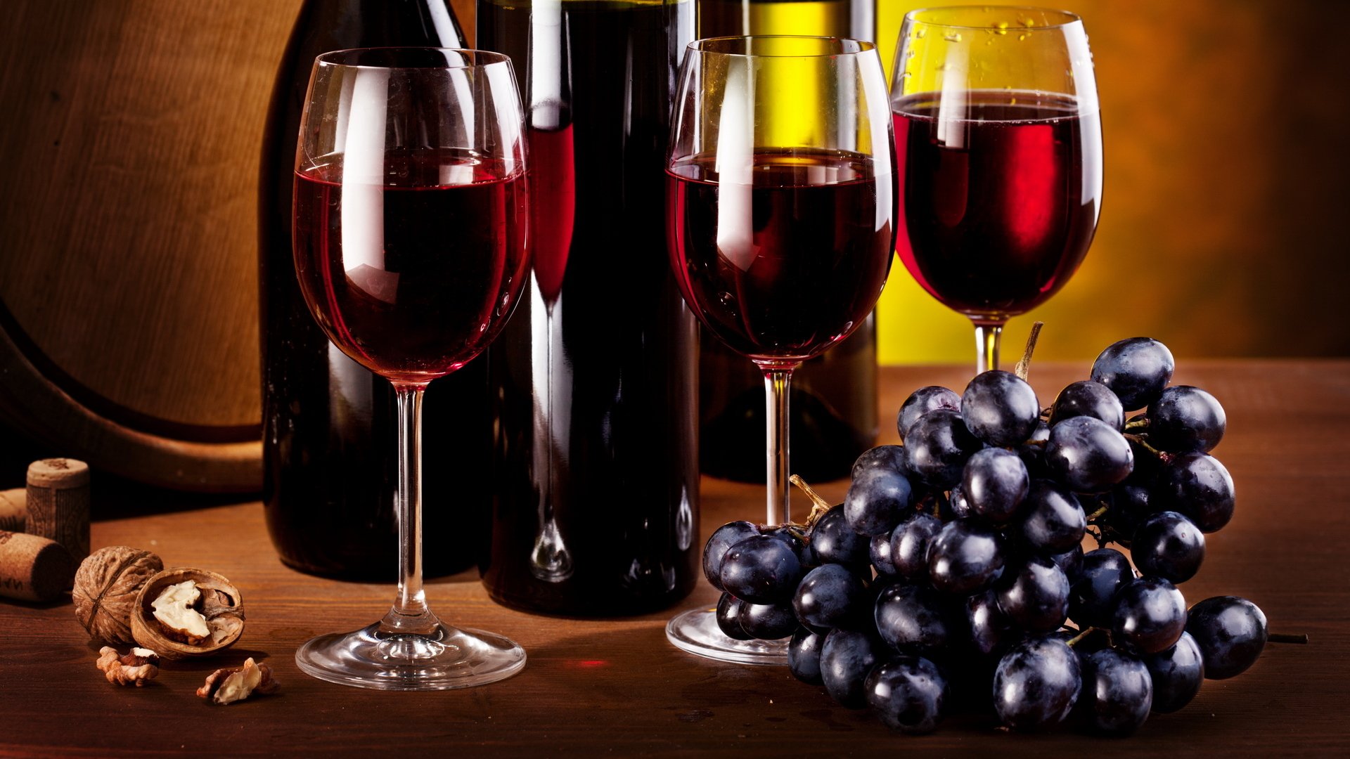 wein weingläser flaschen trauben pinsel bündel walnuss