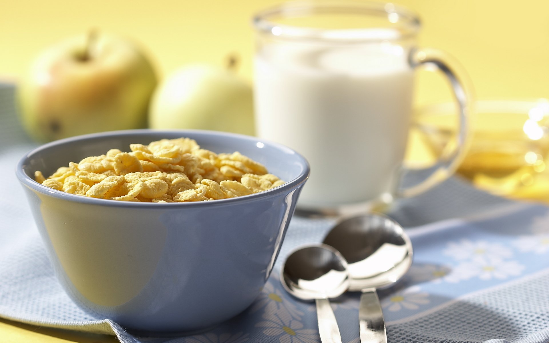 comida dulce cereales desayuno ligero leche vaso manzana cuchara