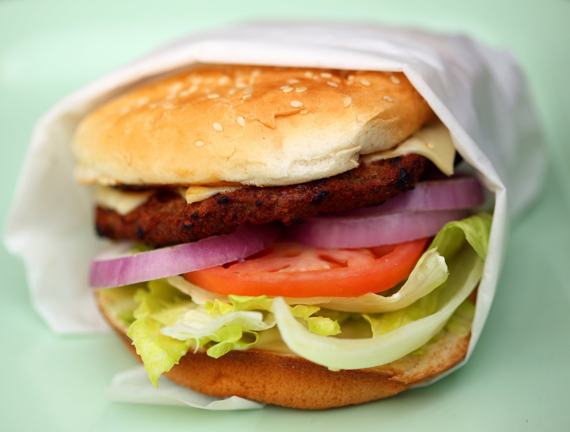 makro cheeseburger tomate schnitzel käse zwiebel kohl brötchen yum