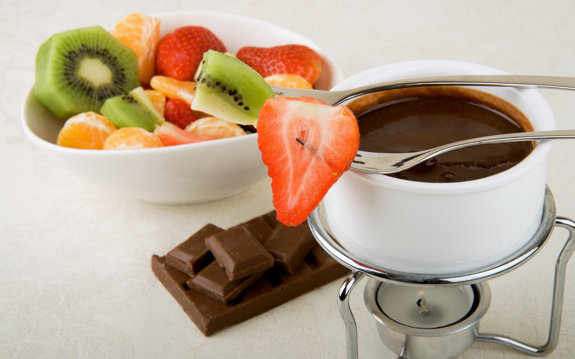 cibo dolce cioccolata calda cioccolato frutta. fragole kiwi mandarini tazza forchetta spicchi