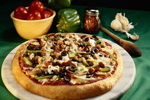 Leckere Pizza mit Oliven und Pilzen