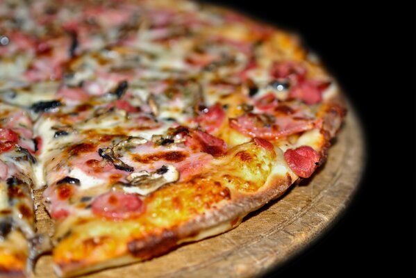 Pizza appetitosa con funghi e prosciutto