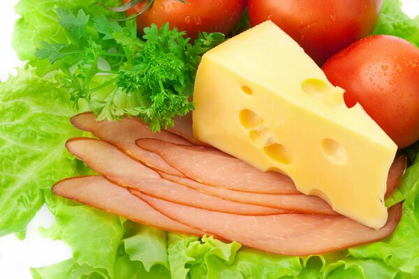 Pezzo di formaggio e Deli sui verdi