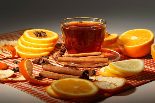 Taza de té de canela y naranja