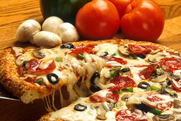 Pyszna serowa pizza z warzywami