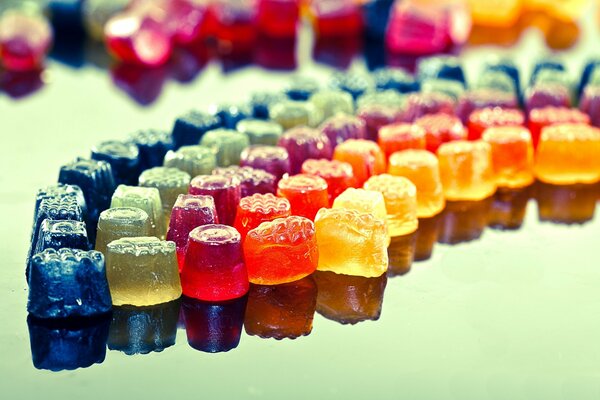 Lecca-lecca multicolori su un tavolo in un semicerchio