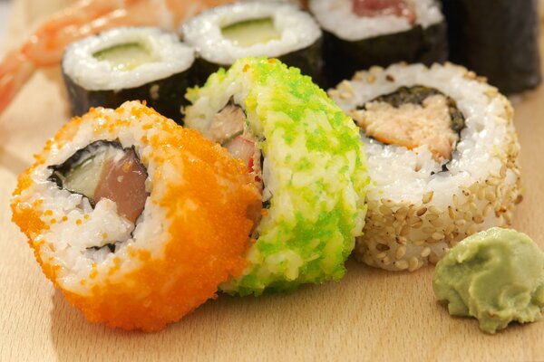 Rouleaux de caviar rouge et vert, sésame et wasabi