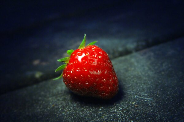 Fragola rossa su sfondo nero