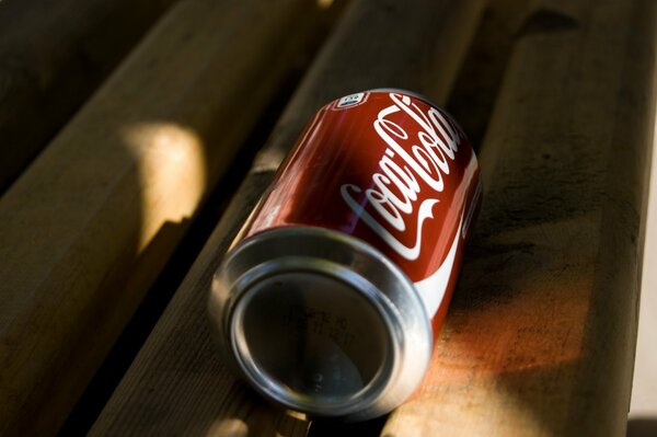 Pusta puszka Coca-Coli na ławce