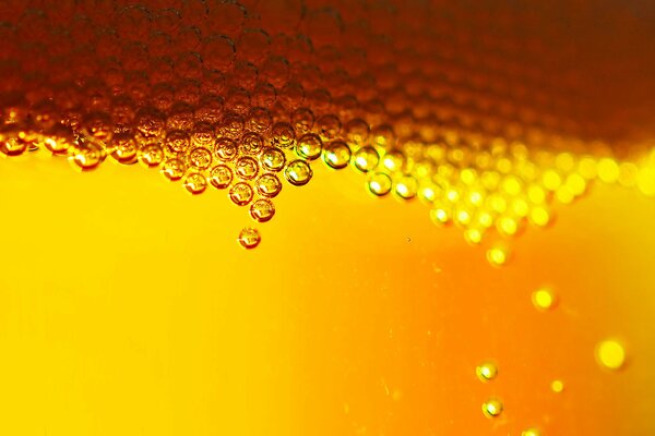 Bulles de bière dorées ressemblant à des nids d abeilles