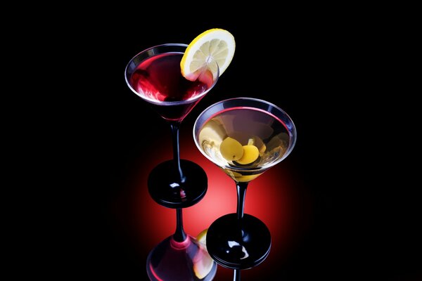 Cocktail con olive e una fetta di limone