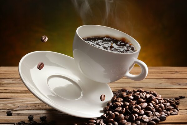 Eine fallende Tasse duftenden Kaffee